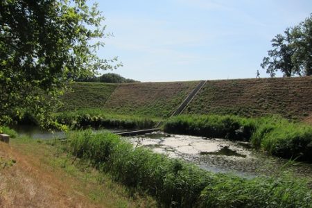 水中からの光景を地上で！ 　 　　　　　　         その名は『モーゼの橋』